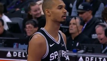 开云官网-轻松两分我不要！文班切入空篮没上进 自投自抢抛投2+1带队12-0！