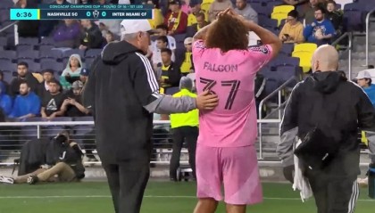 kaiyun-迈阿密后卫法尔肯开场第7分钟伤退，与对手争球被压倒