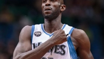 开云体育官网-2万球迷起立鼓掌！去客场还受尊敬，这就是一人一城