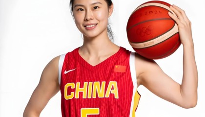 王思雨替补出场，6投6中，砍下13分！中国女篮半场领先巴西13分