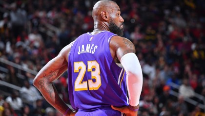 开云体育官网-未来成谜！詹姆斯还会继续征战NBA吗？他会接受多大幅度的降薪？